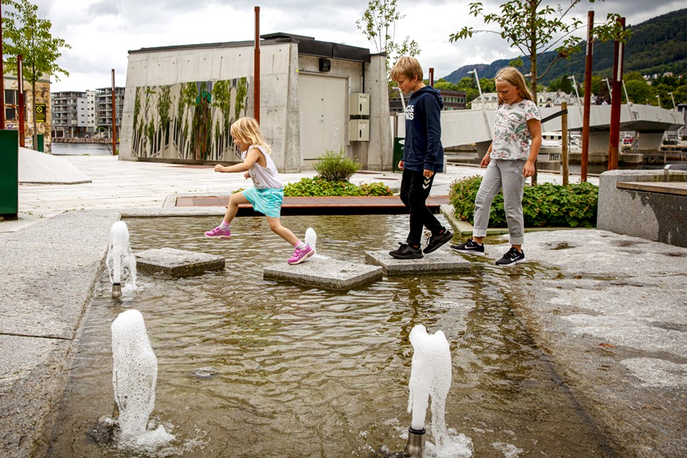 09 - fontenen ved Lille Pudden - Elisabeth, Ådne og Lea.jpg