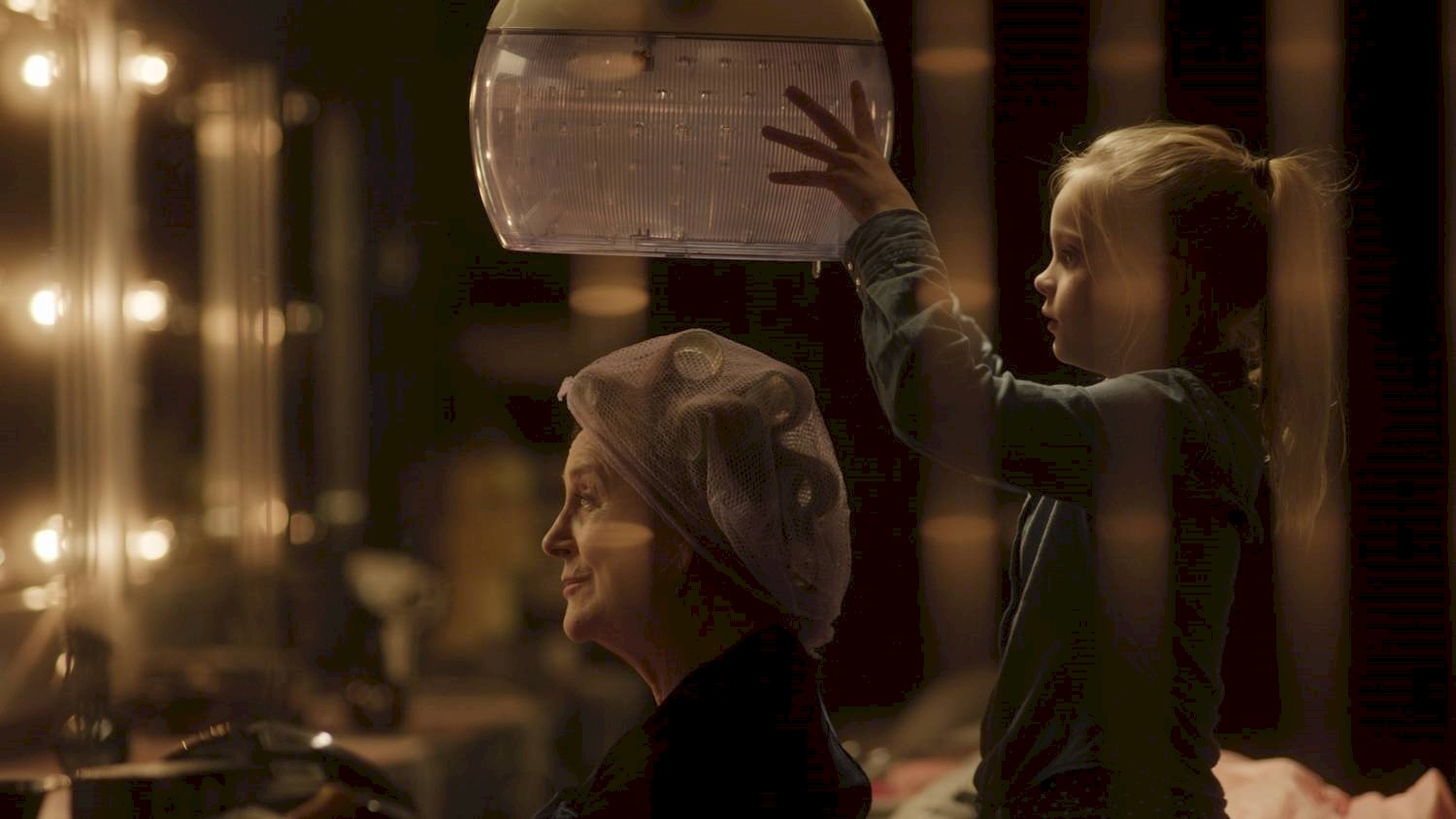 Romys salong A017C002_171124_R1SM-287-player (kopie_beeldmat_selHein) kopie ELMER VAN DER MAREL (2).jpg