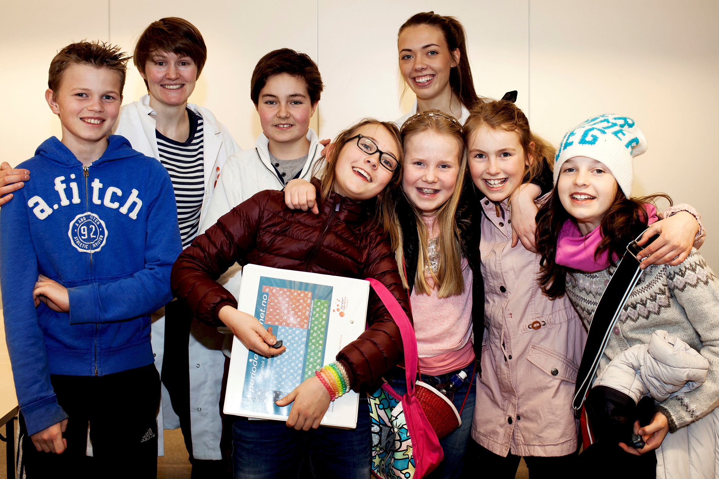 Forskerfabrikken - gruppebildet med Mari og Oda_web.jpg