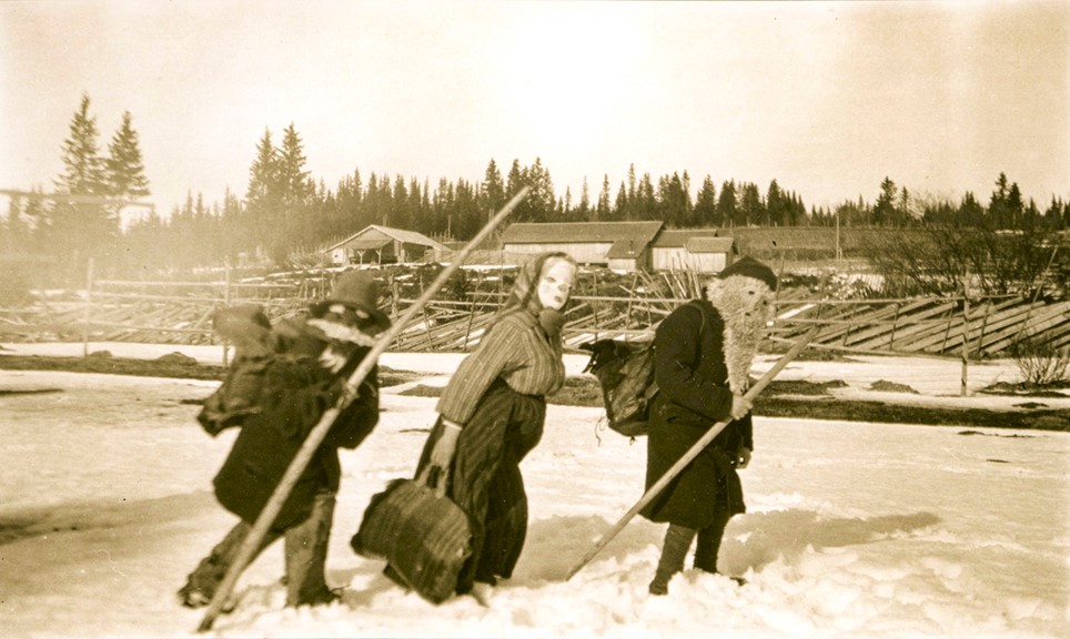 3 julebukker i Trysil 1921.jpg