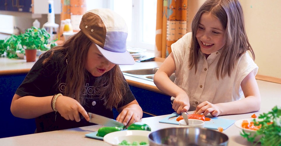 Barn som kutter paprika_Krediteres Hauk Are Fjell.jpg