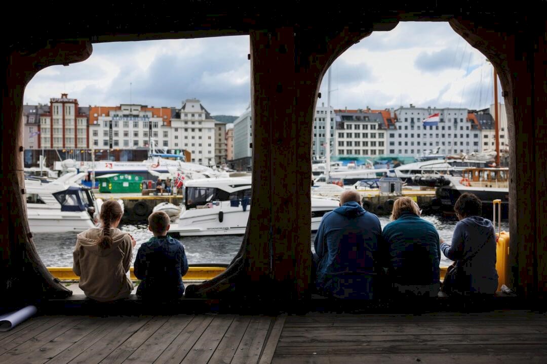 Ved-Bryggen-i-Bergen-med-utsikt-til-Vagen-0001_1080-Foto_Mathias_Falcone.jpg