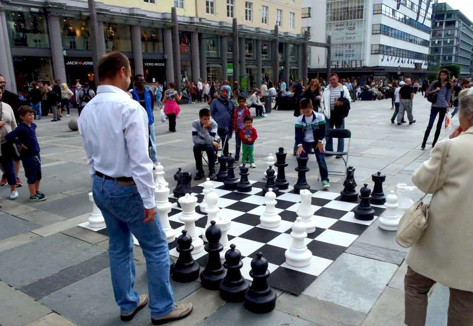 bergen_spillfestival_2012_gigantsjakk_Foto Eirik Gullaksen_Bergens Schakklub.jpg