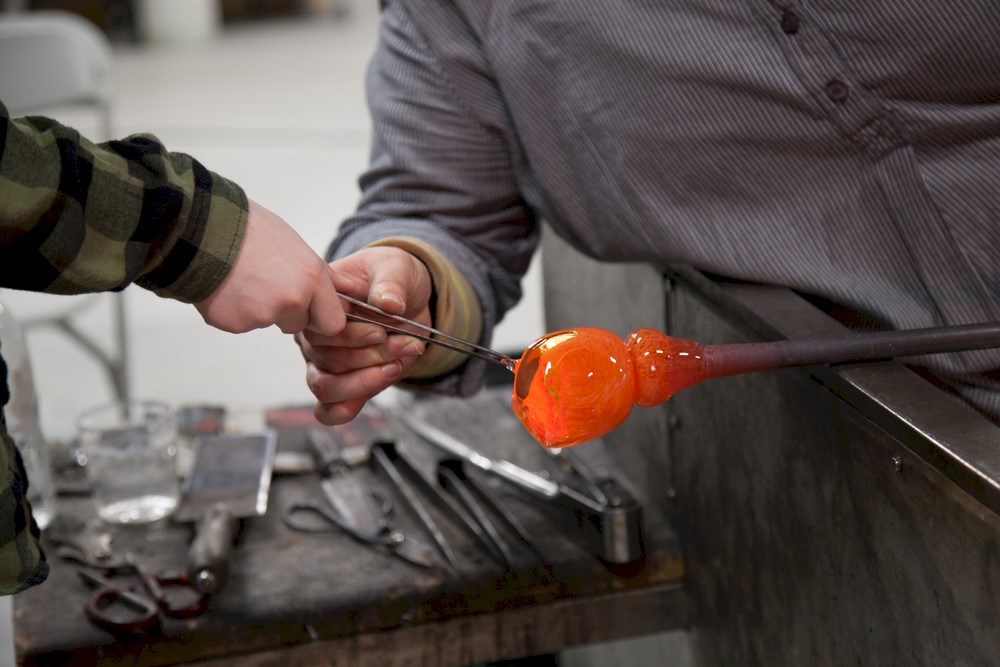 glassblåsing.barn.hender-kopi.jpg
