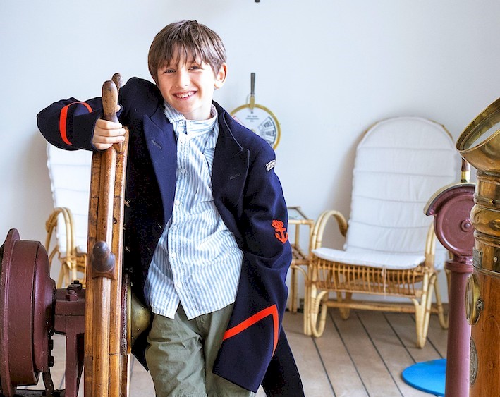 Høstferieillustrasjon_Gutt på dekk ved ratt i unif orm_CUT_Robinson (2)-kopi.jpg