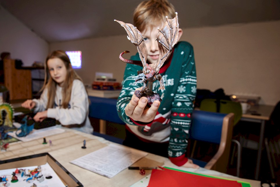 08 - Håkon holder figur mens Solveig ser på.jpg