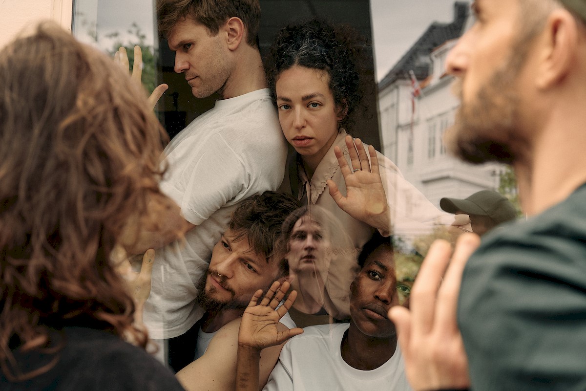 Foto: Helge Hansen. Dansere i bildet: Brecht Bovijn, Dawid Lorenc, Nadege Kubwayo, Noam Eidelman Shatil, Ole Martin Meland, Olha Mykolayivna Stestyuk.jpg