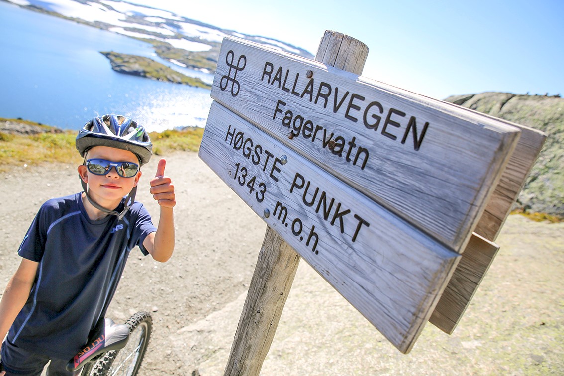 Rallarvegen_Skilt Fagervatn tommel opp.jpg