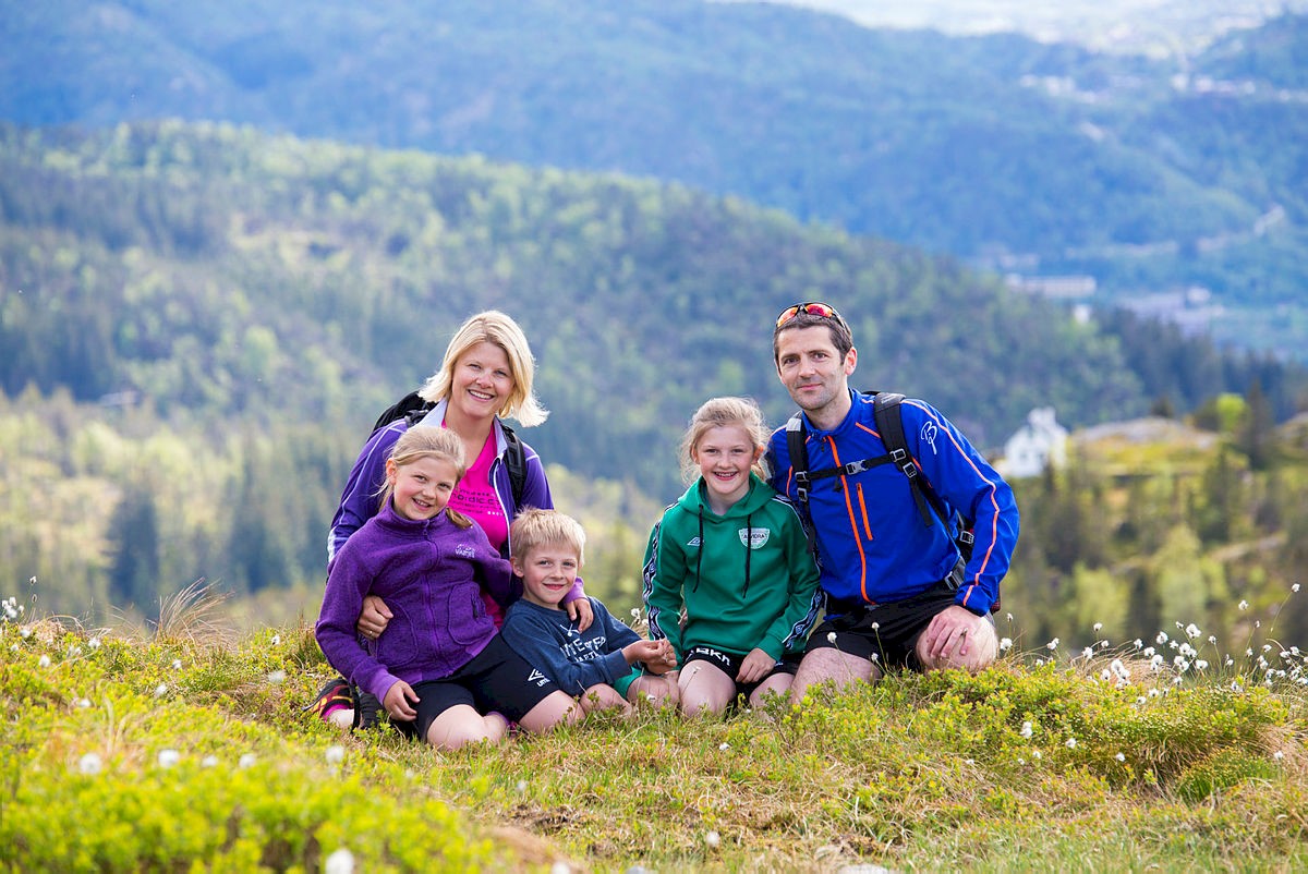 Familie sitter_1.t57e4d775.m1200.xb3278265.jpg