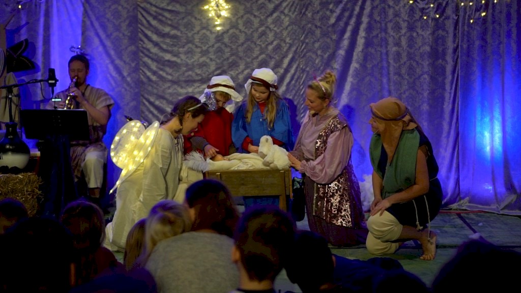 Elle melle englespill-ved krybben.jpg