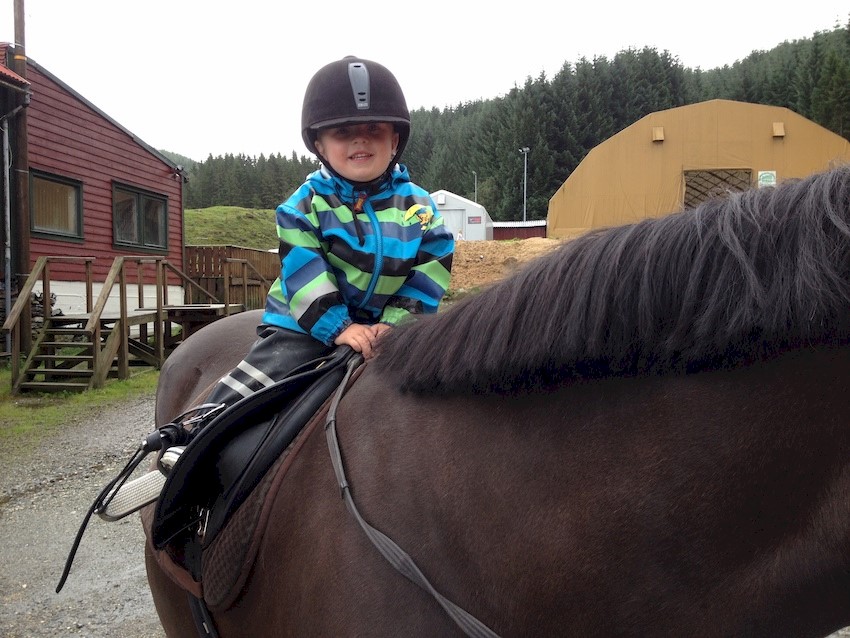 Sætregården barn på hesteryggen.jpg
