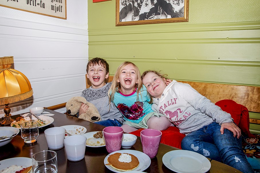 Arna_08 - Kato, Astrild og Emily på Kafe Samhold.jpg